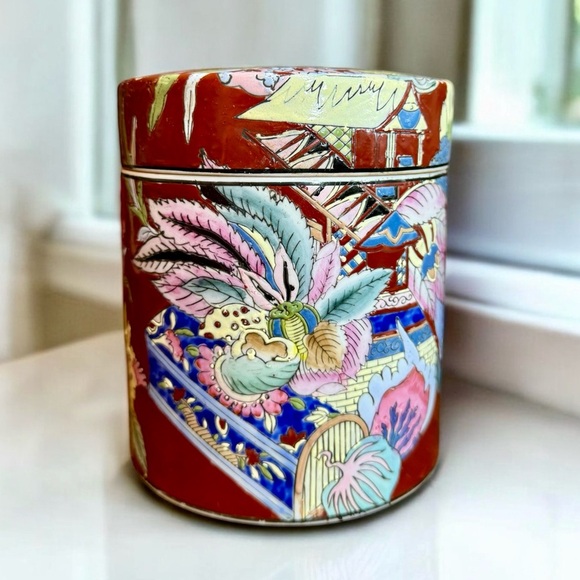 Vintage Chinese Porcelain Lidded Ginger Jar/Tea Canister Hand Decorated in Macau